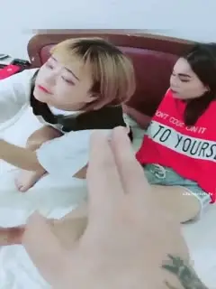 还在上技校的2对年轻情侣暑假赚外快学人搞直播,各自带着漂亮女友轮流交换啪啪,操了2个多小时,逼都要干肿.国语!第04集
