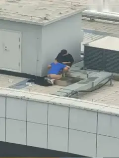 天台门事件❤️中学情侣翘课跑到商场天台啪啪解锁各种姿势几个围观吃瓜群众看得口干舌燥山东话对白第01集