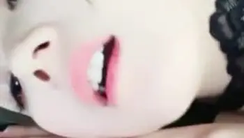 草莓味的小仙女是谁？草莓味的小仙女私人定制在线视频在哪里播放？草莓味的小仙女在这一部自拍视频中，全程露脸在车里车震，不停的喘叫着特别的迷人