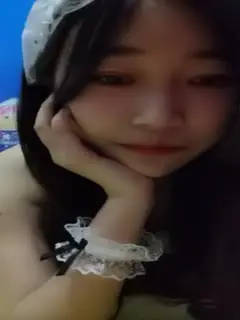 非常可爱的妹子情趣女仆装扮，露脸黑丝开档道具小黄瓜自慰骚逼呻吟，跳弹摩擦第04集
