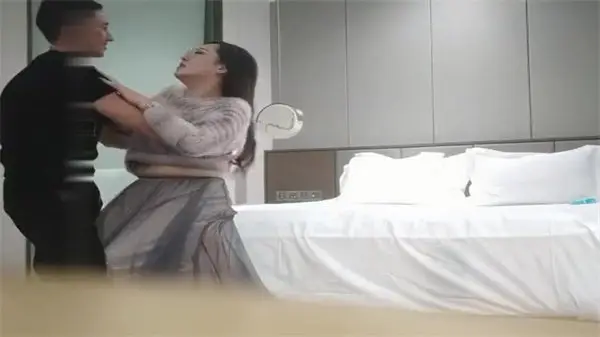 利哥眼镜人妻：乍看以为是语文老师，实则欲火难耐的诱惑之夜