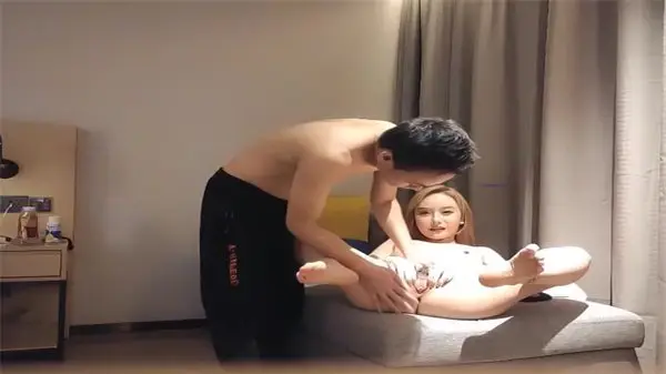 步宾寻欢猎艳高颜值瑜伽教练，火辣肉体激情交合啪啪狂操！