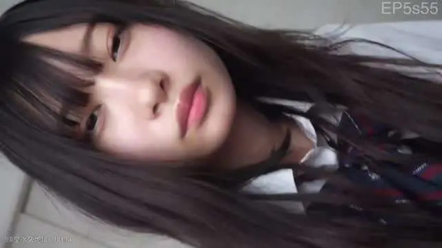 刚放学的学生妹帮忙打飞机
