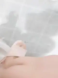 老主播套路婊第一视角掰穴自慰，道具插穴，火机燎逼毛，卖力口活手持镜头操操，直接内射第02集