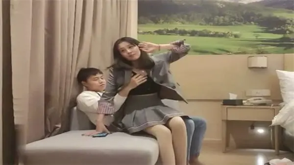风骚少妇如狼似虎，探花猛男操得淫水潺潺浪叫连连