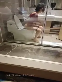 【萝莉和御姐姐妹花】酒店约炮4P啪啪，浴室洗澡双人口口边舔边后入，很是诱惑喜欢不要错过第03集