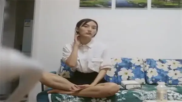 千人斩舞蹈校花校服湿身诱惑，雪白巨乳晃动不停，骚穴若隐若现！