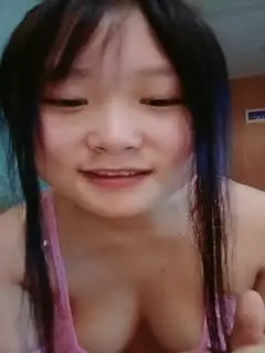 刚毕业就上岗的风骚学妹全程露脸大秀直播，听狼友指挥奶子发育的真不错，自己玩奶头撅着屁股发骚蝴蝶逼水嫩第01集