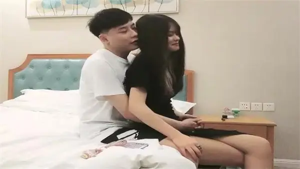 绿帽白嫖约炮：甜美良家黑裙嫩妹，笑容勾魂诱惑无限