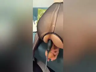 果然双插刺激加倍，说不说小母狗的口活是真好啊，看着淫妻吃别人的鸡巴才叫爽，被单男艹飞了，对白超骚超骚超骚气！第01集
