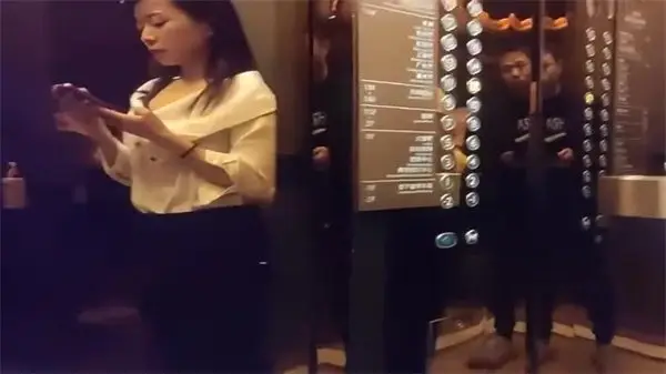 小秋探花约会22岁高颜值嫩妹，酒店开房激情啪啪全记录