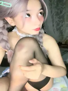 麻花辫网红美少女！性感吊带黑丝袜！无毛粉嫩美 穴，跳蛋塞入自慰，翘起美臀炮击后入，假屌抽插猛捅第04集