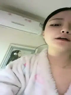 高颜值的姐妹花，露脸相互自慰，大眼睛水灵的很，都是人间尤物炮架子，掰穴淫水很多自慰第11集