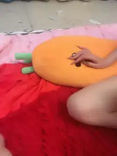 平台最骚的人妻少妇，全程露脸红色肚兜情趣诱惑，激情4P伺候小哥鸡巴，口爆内射喝尿，各种蹂躏抽插精彩不断第05集