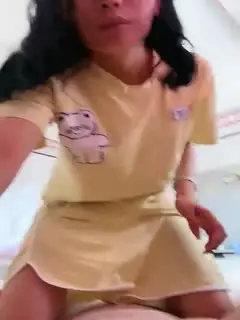 极品少妇儿子在家还偷偷的跟狼友发骚，揉着奶子玩着逼儿子突然推门进来，快他么吓死她了，把儿子赶走接着嗨第04集