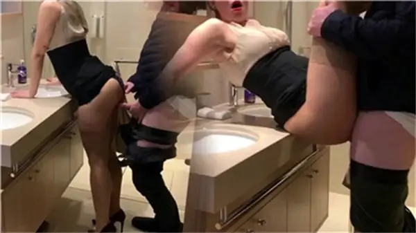 高颜值银行OL上班偷情 卫生间里被同事猛操到腿软