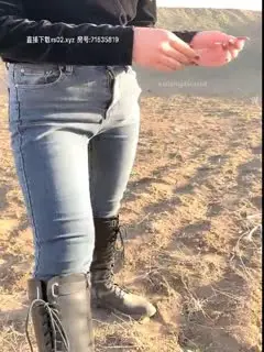 胆儿够肥的紧身牛仔裤豪放妹子勾引打野到地里野战第01集