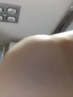 逼逼粉嫩骚气少妇酒店漏奶漏逼秀 掰开嫩逼厕所尿尿毛毛刮了 很是诱惑喜欢不要错过