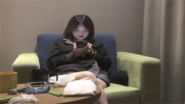 00后短发极品萝莉女神，清纯外表下隐藏的饥渴肉体