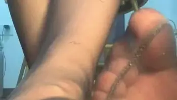 闵儿是谁？闵儿剧情定制福利在哪里在线播放？这一部定制福利视频中，闵儿穿着黑丝，惩罚学生