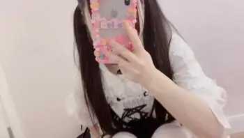 小野樱是谁？小野樱又叫蔡小熊i，这一部短片是斗鱼蔡小熊的自拍福利