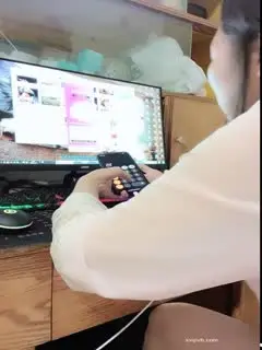巨乳奶妈❤️-下海给宝宝赚奶粉钱，鲜奶多多，风趣挑逗哥哥们，黑丝肥臀诱惑，这穴看着老骚呀，都沾白带了！第02集