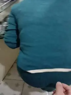 背着婊妹勾引她性感的闺蜜，婊妹在睡觉对闺蜜不断撩骚挑拨强硬扒光，大鸡巴直接上打着灯草给狼友看精彩刺激第02集