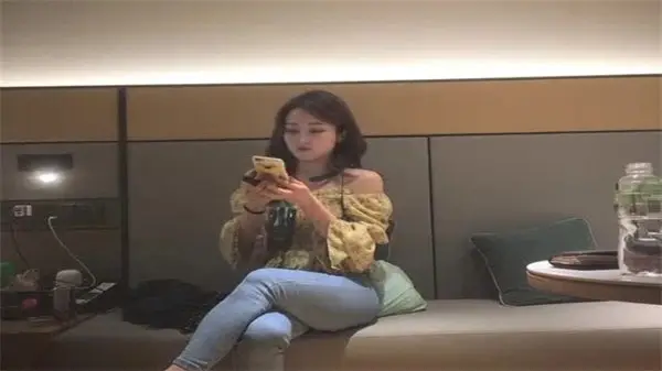 偷拍实录！巨屌魔人重金约操极品苗条巨乳御姐，大奶狂颤激烈抽插