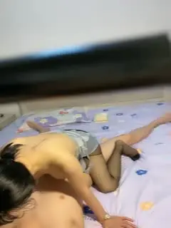 双飞老婆跟小姨子精彩刺激，两个人一起给舔鸡巴，一个吸屌一个舔蛋，轮草抽插浪叫不断，跟狼友互动听从指挥第05集