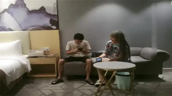 这双笔直长腿让人直流口水 美腿诱惑疯狂舔屏足控福利