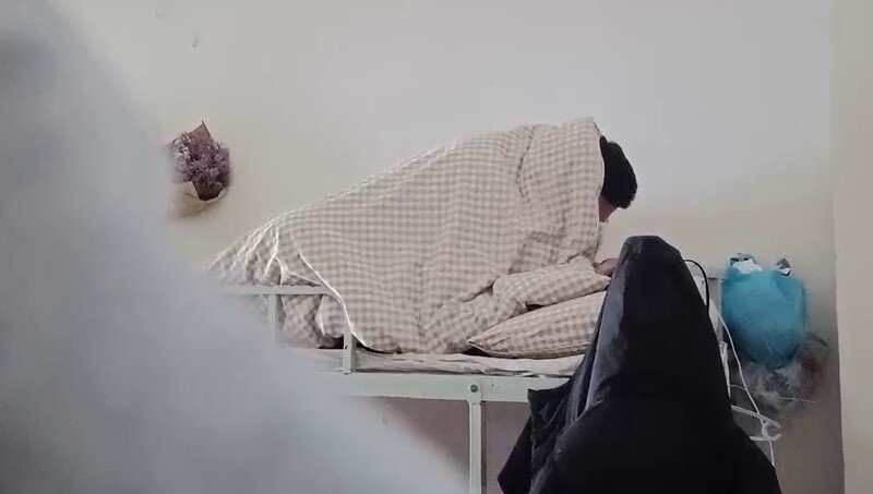 最新艳照门！女优诸葛亮晶晶与女神不羡江中生闯男生宿舍激情实战，床都被操散架了！