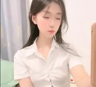 收费房自慰实录：衬衫短裙尤物发情抠穴！骑假屌疯狂扭腰，白嫩肥臀套弄高潮喷水！