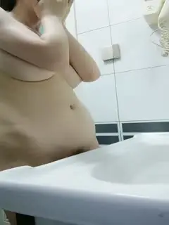 肤白貌美极品大奶子良家女孩，裸体瑜伽诱惑狼友，洗澡时不小心露脸了，尿尿给狼友看，完美好身材极品诱惑第06集