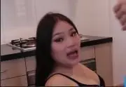 丰腴小母狗饥渴难耐想吃大鸡巴，厨房做饭中途忍不住扒开内裤就地求操！