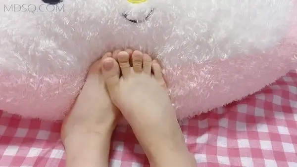 懒懒睡不醒-定制足与胖次自拍