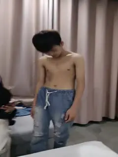 18岁梦涵宝贝--3.31❤️：小屁孩初次被口，爽不爽，有多爽，很爽，你不要害羞啊，不干啊，吊毛一个，性经验不足口硬了都不敢干！第05集