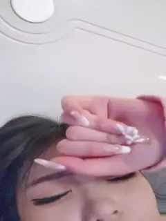 微胖才是极品，全程露脸年轻的颜值天花板大秀直播，身材火辣性感渣女纹身，陪狼友撩骚互动，掰开骚逼看特写第02集