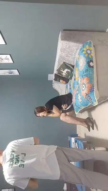 小狐狸娱乐黑丝御姐张开双腿自慰揉穴，撩裙后入镜头前狂操丰臀