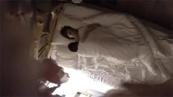 酒店偷拍流出！清纯学妹开房被男友巨根疯狂抽插，高清盗摄全记录
