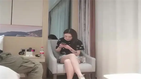 【真实跟拍】极品长腿外围女上门服务 酒店大尺度啪啪完整记录