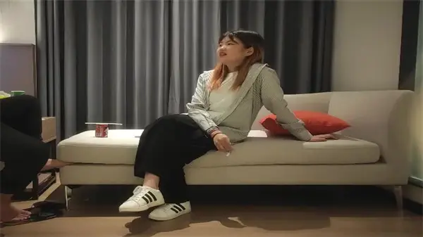 探花深夜千元约炮极品学生妹，嫩穴紧致任操