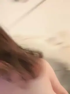 长卷发的妹子，露脸模特身材，特写自慰粉穴，骚的不行，道具插穴，享受至极第04集
