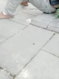 肥逼妹子穿裙子户外露出自慰，蹲路边退下丝袜内裤逼逼塞跳蛋摸逼，很是诱惑喜欢不要错过第03集