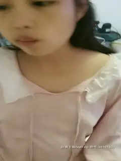 年方二十身怀六甲，挺着个大肚子还要伺候渣男，洗干净逼逼上床给渣男深喉大鸡巴，暴力抽插粉穴，直接干内射第04集