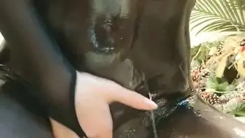 完具酱是谁？完具酱又叫做娜美，是微博的网红福利姬，这一部网红私拍福利视频中，娜美穿着紧身情趣内衣和黑丝，非常的性感诱人