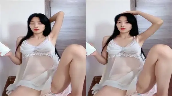 黑丝苗条贫乳妹淫语挑逗，近距掰穴玩弄道具，粉嫩黑唇湿穴特写！