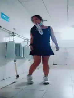 看了秒硬的户外主播，逼里塞着跳蛋跑到学校操场发骚，跑进男厕露脸全裸大黑牛自慰骚逼，站着尿尿揉奶玩逼第02集