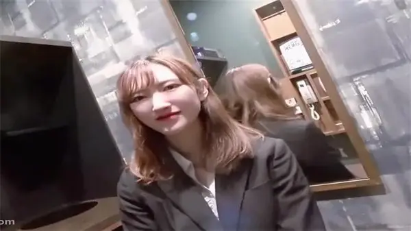 制服未脱甜美邻家妹，粉嫩一线天紧致插入爽翻天！