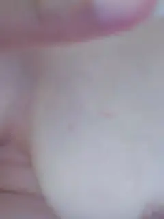 哺乳期的奶妈你喜欢吗，玩弄揉捏风骚的奶子，挤奶水给你喝真刺激，舔弄揉捏自己吸了奶水吐在逼逼上抠穴呻吟第02集