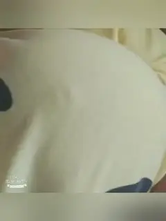 快手巨乳 ·欧阳娜娜· 骚逼一个，老公在干活，自己躺睡椅上自慰！